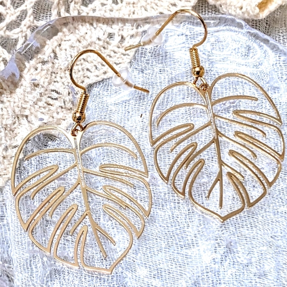 DCLF Monstera Leaf Tropical Plant Outline Goldtone Dangle Earrings - Picture 2 of 3